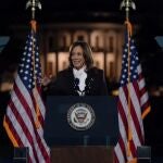 La vicepresidenta y candidata presidencial demócrata a la Casa Blanca, Kamala Harris, en su mitin con la Casa Blanca en Washington como telón de fondo