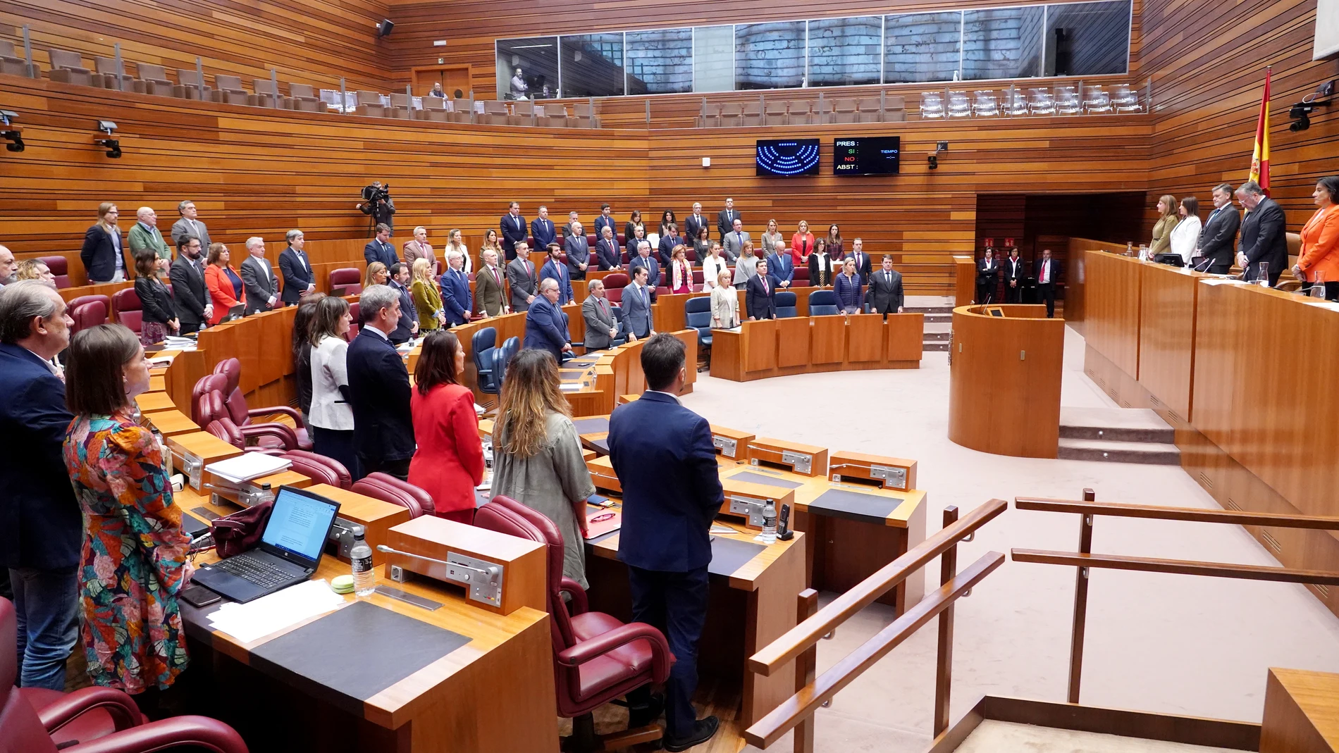 Minuto de silencio en las Cortes regionales