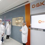 La directora de la planta de GSK en Aranda de Duero, Carolina Sánchez-Cespedes, ofrece una visita por la factoría