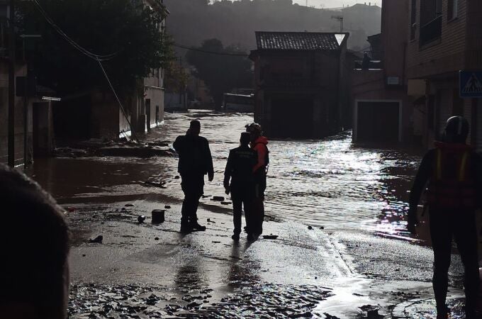 Efectivos de la Guardia Civil realizando labores en Mira tras la DANA sufrida por la localidad