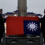 Soldados despliegan una bandera de Taiwán en la Plaza de la Libertad de Taipéi