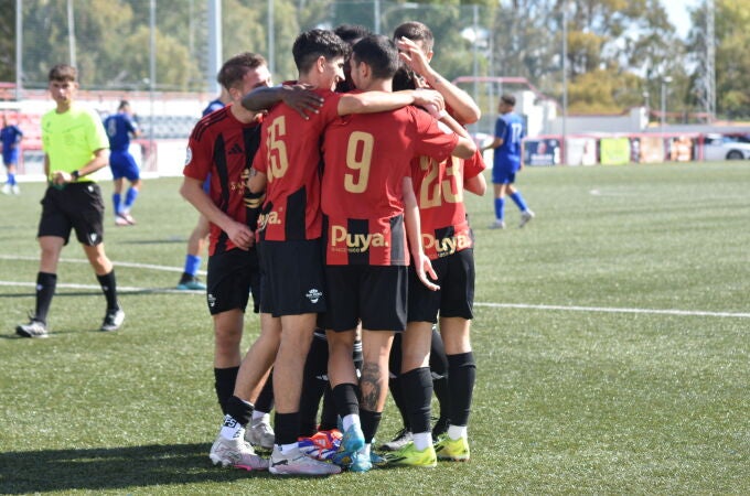 Jugadores de la UD San Pedro celebrando un gol