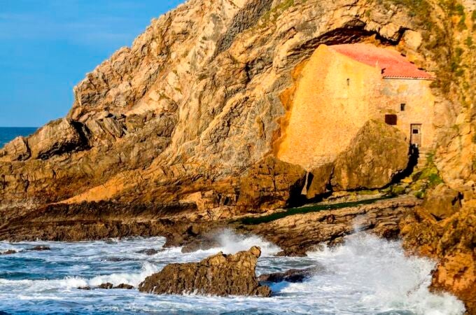 La ermita cántabra enclava en medio de un acantilado.