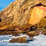 La ermita cántabra enclava en medio de un acantilado.