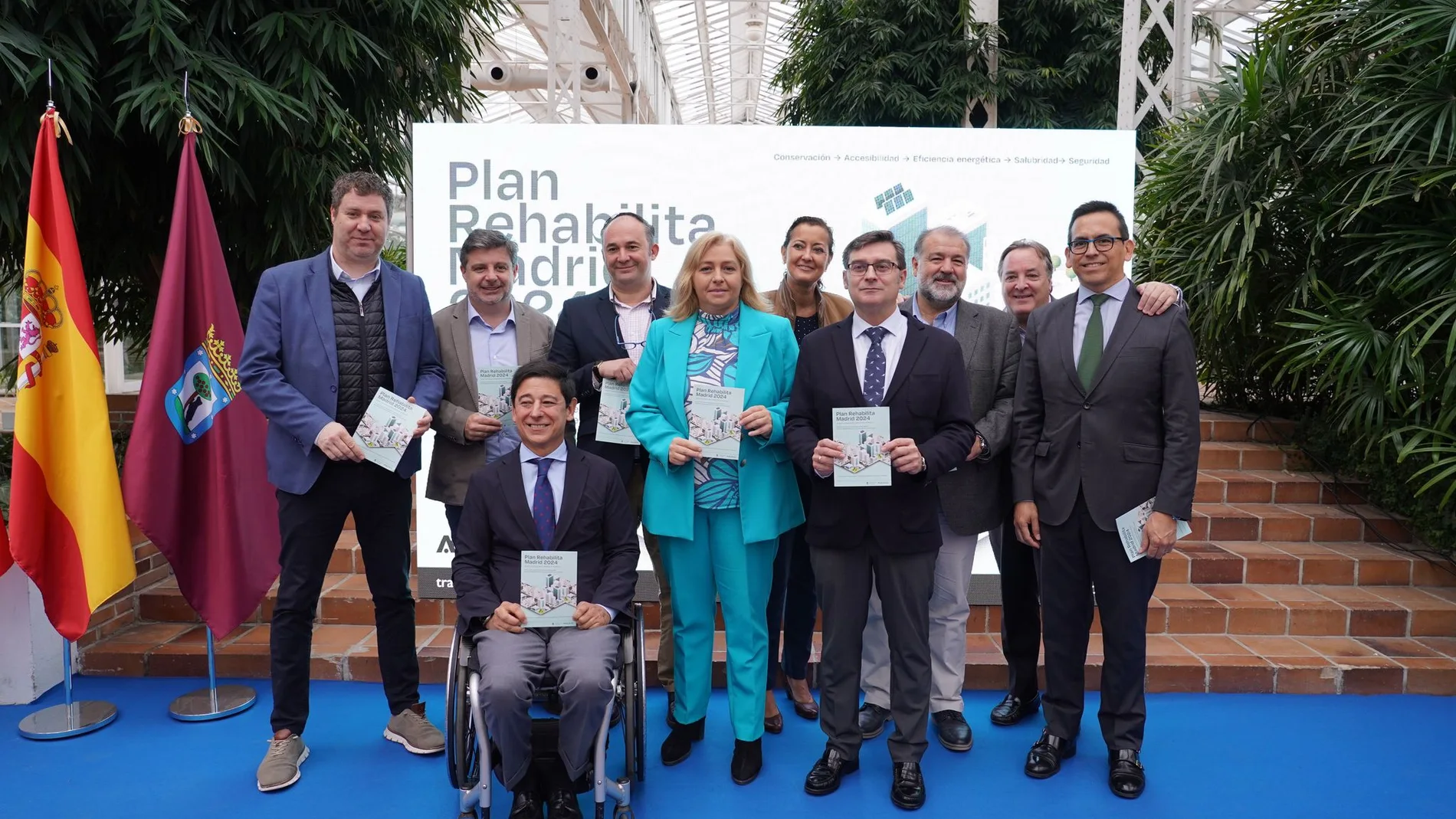 La vicealcaldesa Inma Sanz y el concejal Álvaro González, en el centro de la imagen, durante la presentación del último Plan Rehabilita