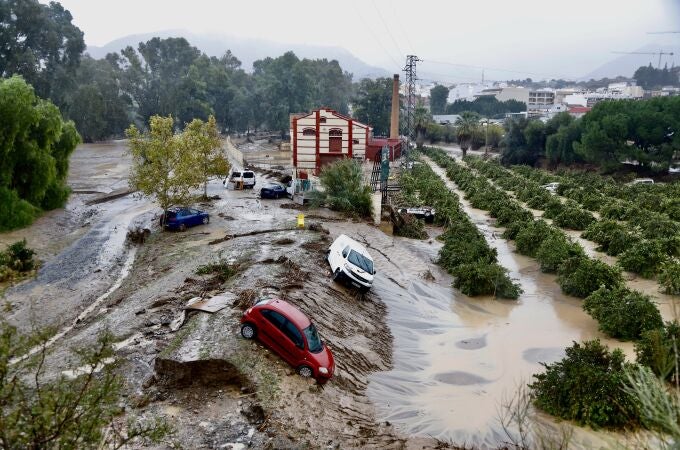 Coches destrozados tras el paso del la Dana. A 30 de octubre de 2024, en Málaga, Andalucía (España). La Dana hace estragos en la provincia de Málaga 30 OCTUBRE 2024 Álex Zea / Europa Press 30/10/2024