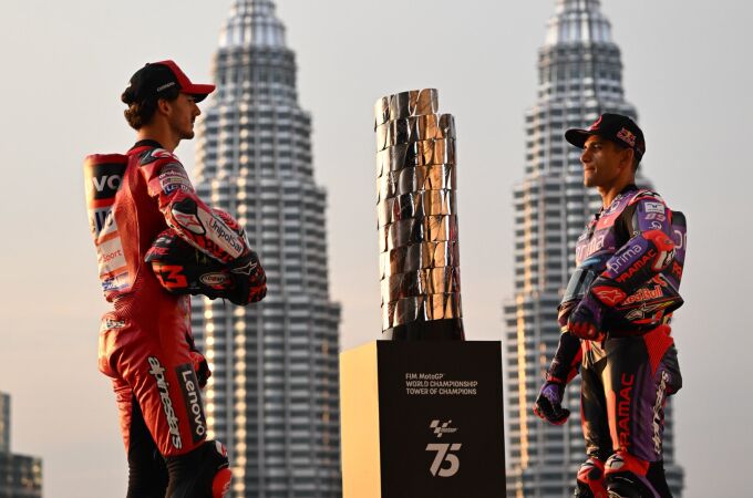 Bagnaia y Martín posan con el trofeo de MotoGP por el que están luchando