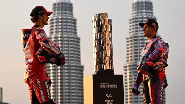 Bagnaia y Martín posan con el trofeo de MotoGP por el que están luchando