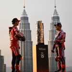 Bagnaia y Martín posan con el trofeo de MotoGP por el que están luchando