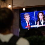 Kamala Harris hace un llamamiento al voto joven mientras Trump se presenta como el "protector de las mujeres"