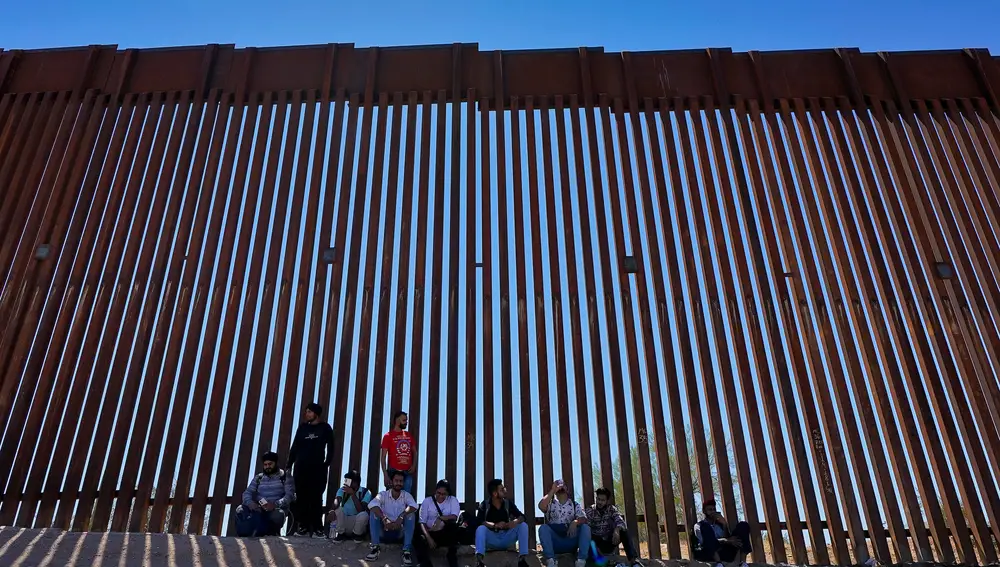 Un grupo de inmigrante indios junto a la frontera entre México y Arizona (Estados Unidos)