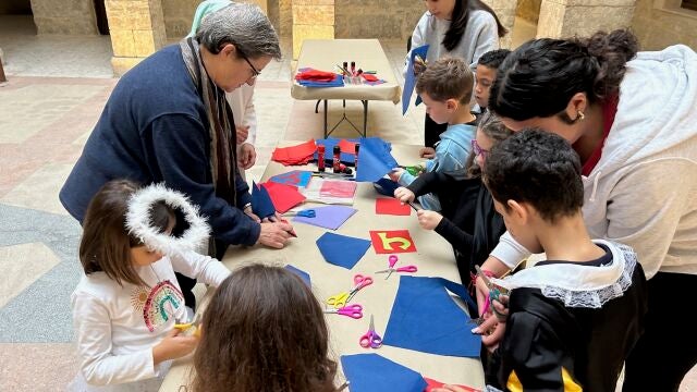 La Iglesia invita a los niños a vestirse de santos con la iniciativa 'Holywins', frente a Halloween