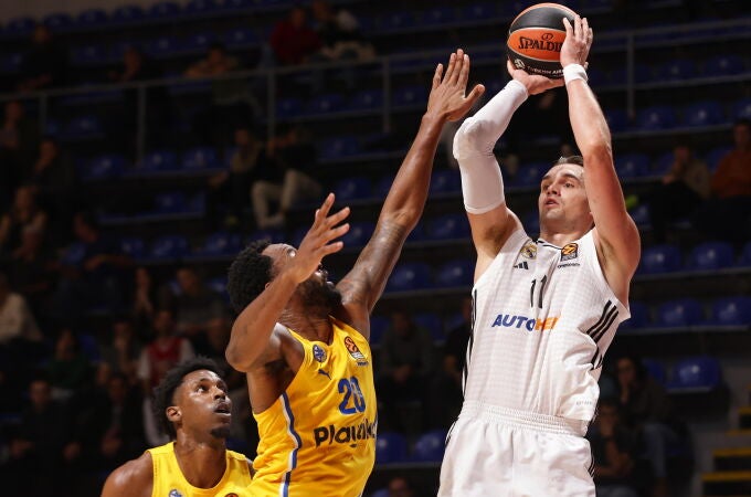 Hezonja lanza ante la defensa de Randolph