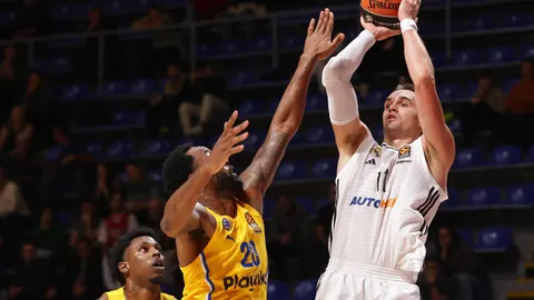 Hezonja lanza ante la defensa de Randolph