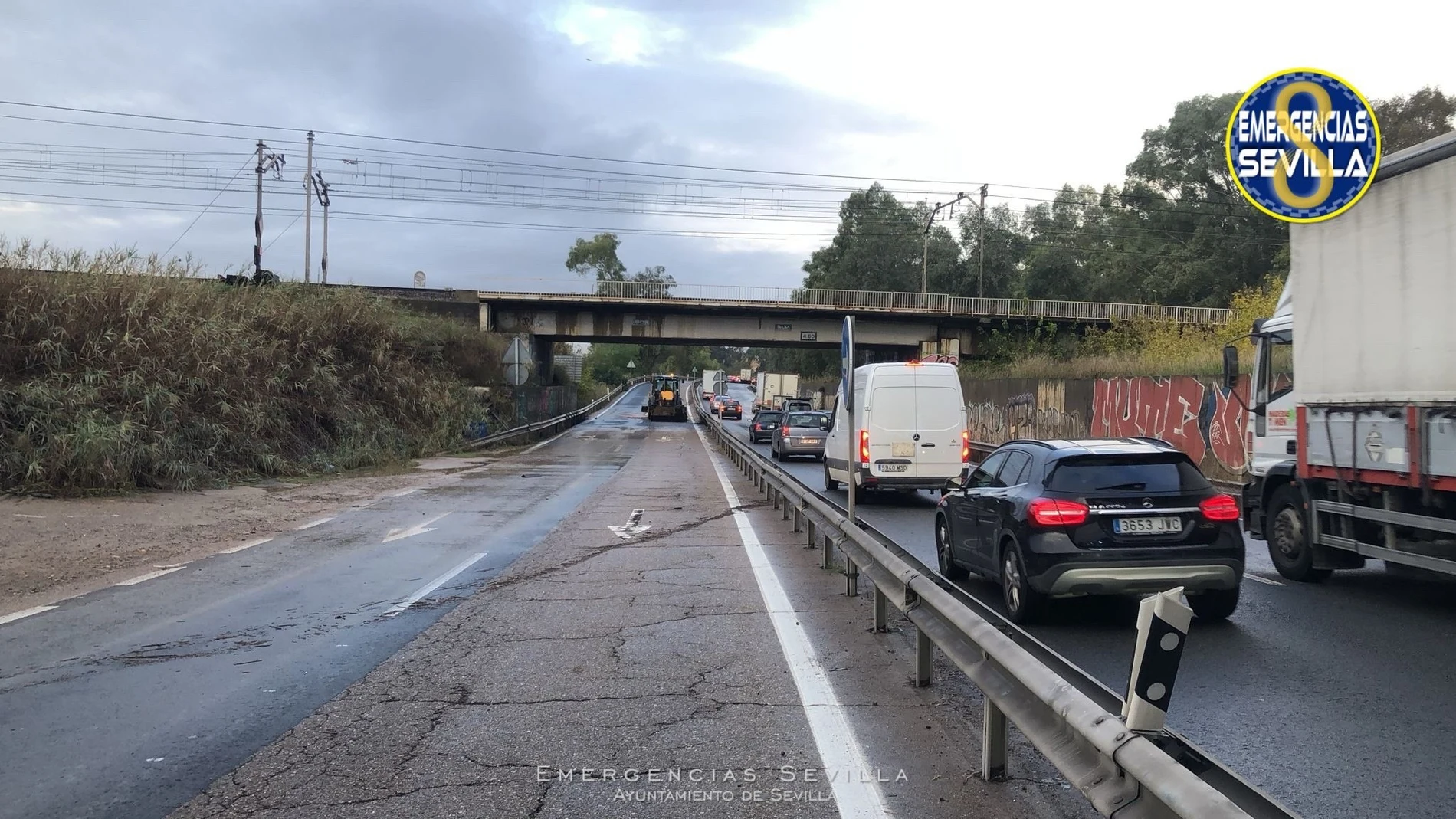 Restablecido el tráfico en la SE-020 en sentido hacia Cartuja. REMITIDA / HANDOUT por EMERGENCIAS SEVILLA Fotografía remitida a medios de comunicación exclusivamente para ilustrar la noticia a la que hace referencia la imagen, y citando la procedencia de la imagen en la firma 31/10/2024