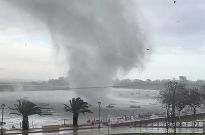 Imagen del tornado sobre la ría Carreras en Isla Cristina (Huelva)