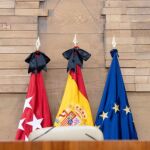 Crespones negros en la Asamblea de Madrid