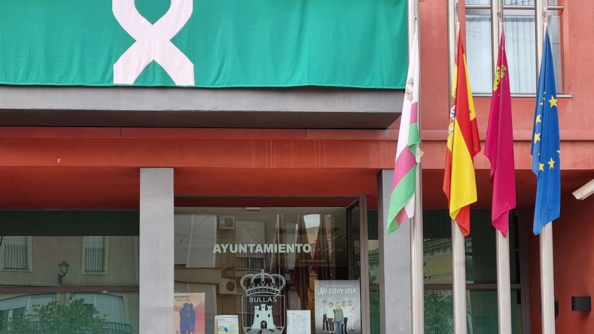 Banderas a media asta en el Ayuntamiento de Bullas REMITIDA / HANDOUT por AYUNTAMIENTO DE BULLAS Fotografía remitida a medios de comunicación exclusivamente para ilustrar la noticia a la que hace referencia la imagen, y citando la procedencia de la imagen en la firma 31/10/2024