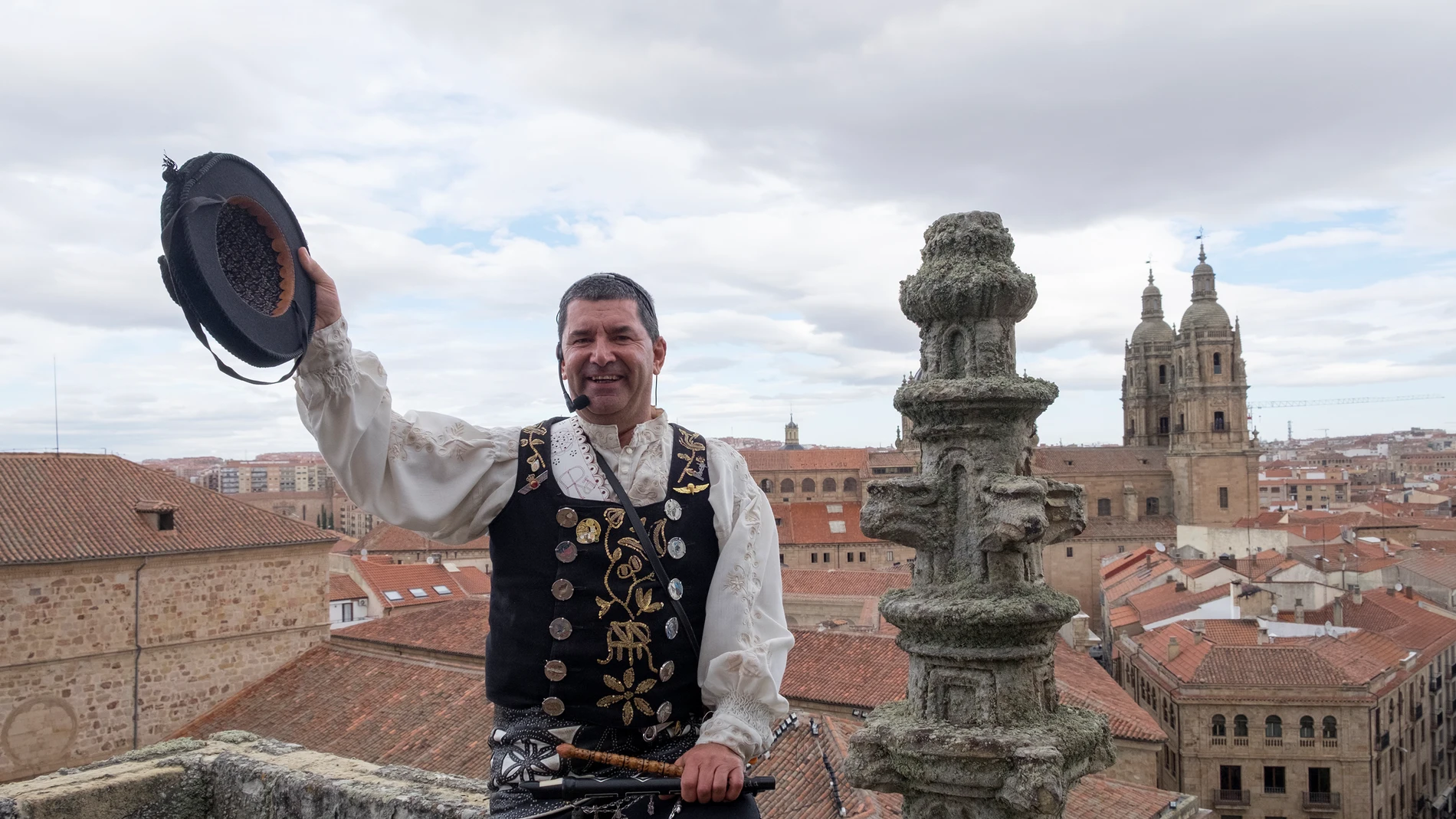 El folclorista Ángel Rufino de Haro, El Mariquelo, asciende a la Catedral Nueva de Salamanca