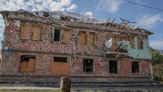 Un edificio dañado por los ataques del Ejército de Rusia contra Kurájove, en Donetsk