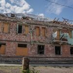 Un edificio dañado por los ataques del Ejército de Rusia contra Kurájove, en Donetsk