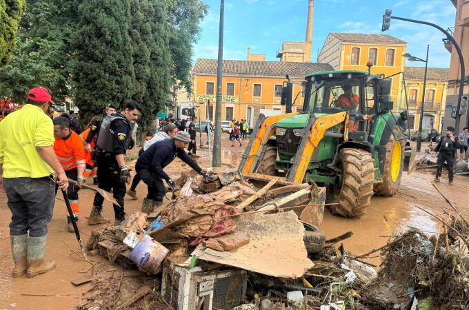 Tareas de limpieza en la pedanía valenciana de La Torre