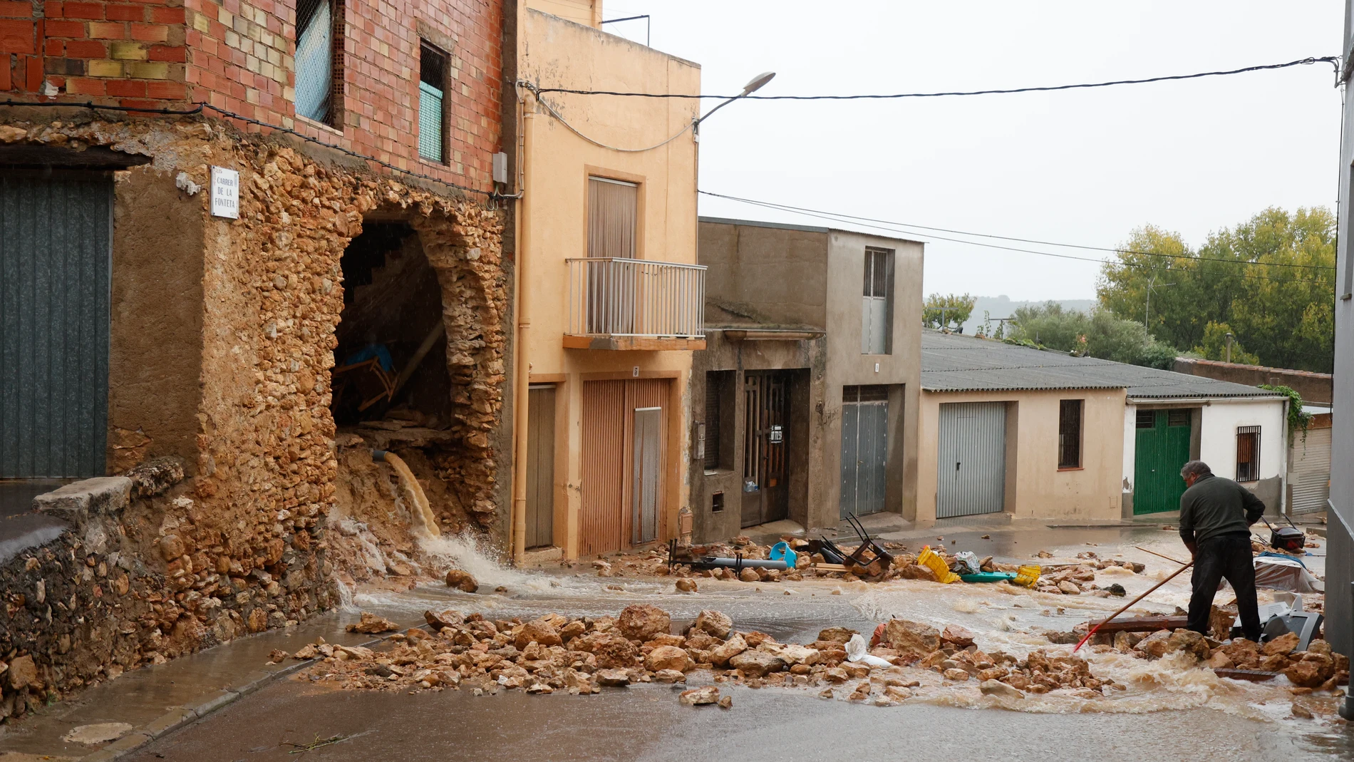 Un hombre recoge los escombros de una vivienda afectada por la DANA, a 31 de octubre de 2024, en Torre d'En Domènec, Castellón, Comunidad Valenciana (España). La Agencia Estatal de Meteorología (AEMET) ha activado en Castellón la alerta roja por lluvias de hasta 200 litros por metro cuadrado provocadas por la DANA. El Consorcio Provincial de Bomberos ha realizado varios servicios relacionados con las precipitaciones como achiques de agua en viviendas y rescate de varias personas. Además, 21 m...