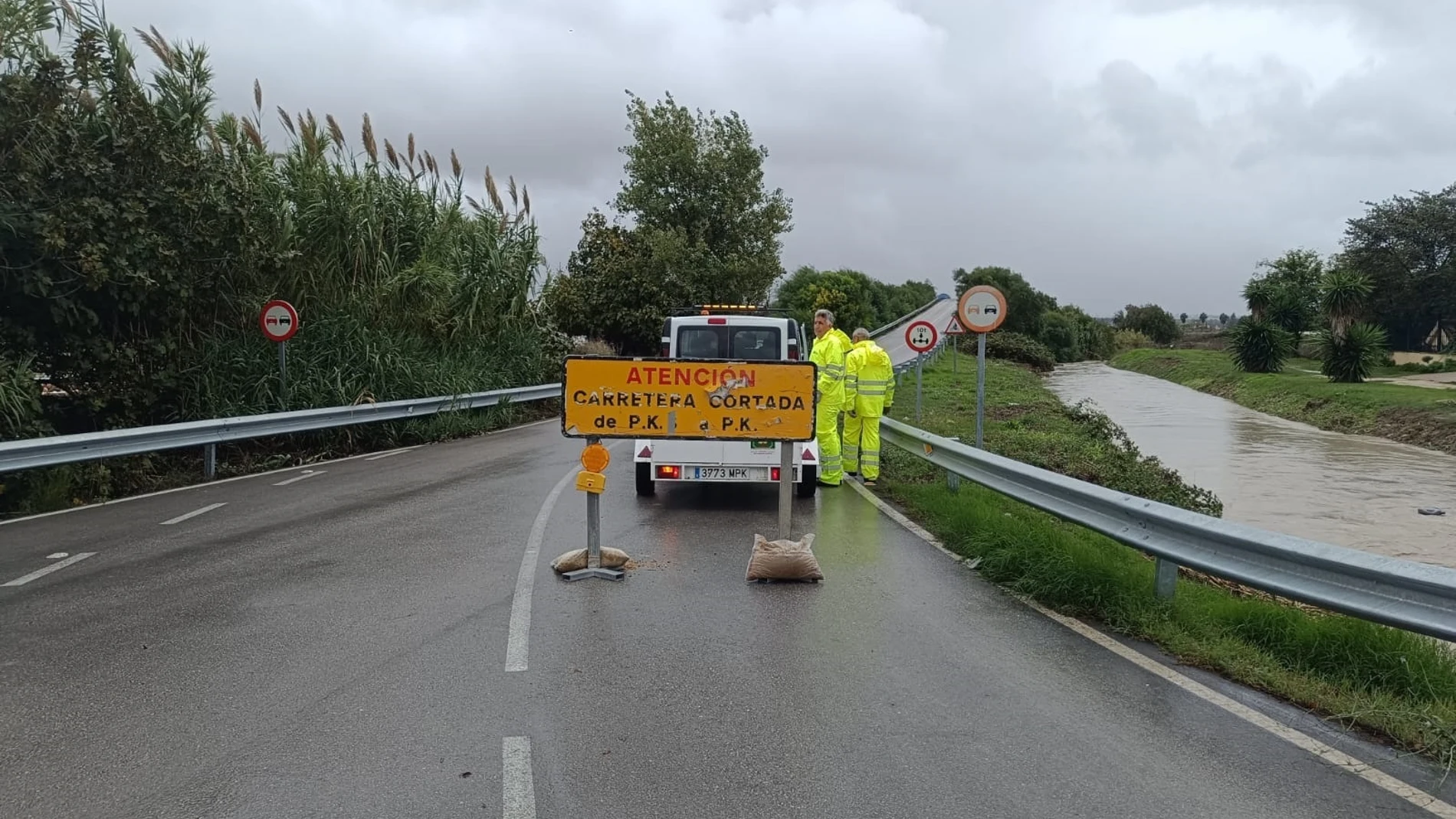 Andalucía mantiene 23 carreteras cerradas al tráfico por los efectos de la DANA