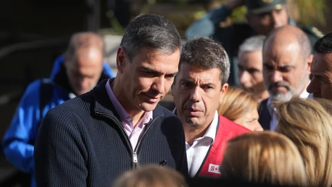 Temporal.- Sánchez y Mazón comparten un minuto de silencio en el Centro de Coordinación de Emergencias
