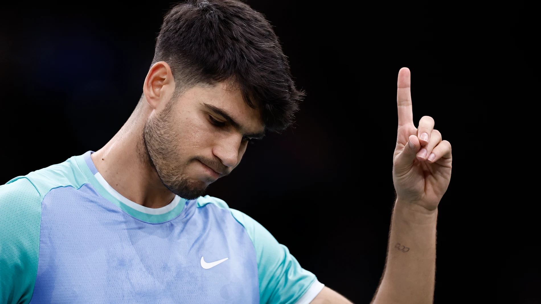 Paris (France), 31/10/2024.- Carlos Alcaraz of Spain gestures during his round of 16 match against Ugo Humbert of France at the Rolex Paris Masters tennis tournament in Paris, France, 31 October 2024. (Tenis, Francia, España) EFE/EPA/YOAN VALAT