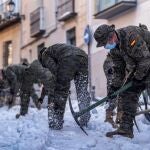 Varios militares limpian de nieve una calle tras la borrasca "Filomena"