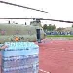 Militares del Ejército de Tierra transportan agua con un helicóptero "Chinook"