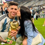 Enzo Fernández y Valentina Cervantes con el trofeo de la Copa del Mundo.