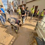 Bomberos de Segovia trabajan en la zona de la localidad valenciana de Alcudia