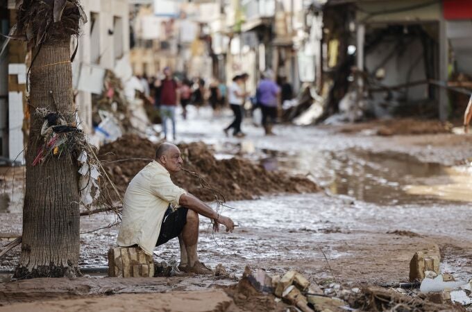 Un hombre observa los daños causados por las inundaciones en la localidad de Paiporta, Valencia, este jueves. La Comunitat Valenciana intenta recuperarse de la peor dana del siglo en España, que ha dejado casi un centenar de muertos en esa región, además de un inmenso escenario de daños en carreteras, calles e infraestructuras de numerosas localidades. 