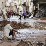 Un hombre observa los daños causados por las inundaciones en la localidad de Paiporta, Valencia, este jueves. La Comunitat Valenciana intenta recuperarse de la peor dana del siglo en España, que ha dejado casi un centenar de muertos en esa región, además de un inmenso escenario de daños en carreteras, calles e infraestructuras de numerosas localidades. 