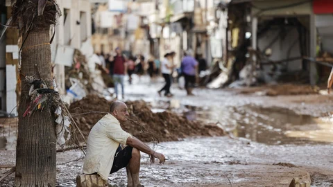 Un hombre observa los daños causados por las inundaciones en la localidad de Paiporta, Valencia, este jueves. La Comunitat Valenciana intenta recuperarse de la peor dana del siglo en España, que ha dejado casi un centenar de muertos en esa región, además de un inmenso escenario de daños en carreteras, calles e infraestructuras de numerosas localidades.