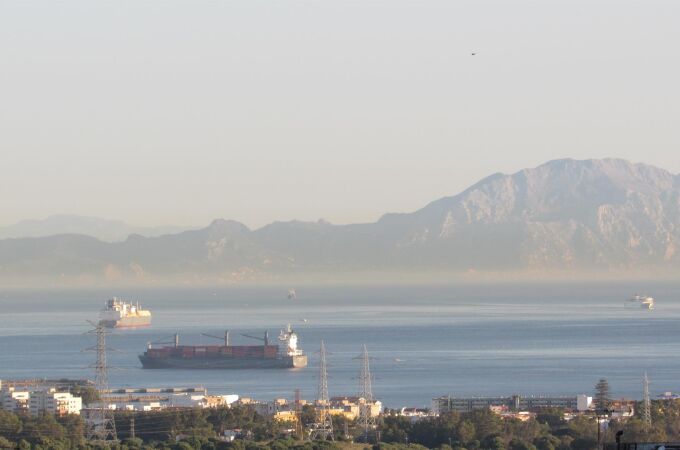 Verdemar alerta de un "vertido de 600 toneladas de parafina" en el Estrecho de Gibraltar