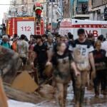 Voluntarios para restablecer la normalidad en Alfafar (Valencia)