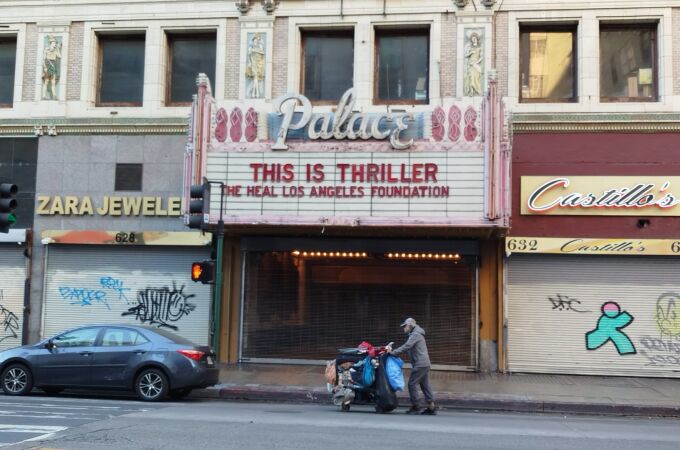 Thriller night en el downtown: los zombies del fentanilo languidecen a los pies de los rascacielos de Los Ángeles