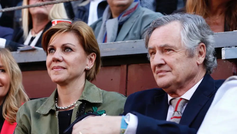 María Dolores de Cospedal junto a su marido Ignacio López del Hierro.