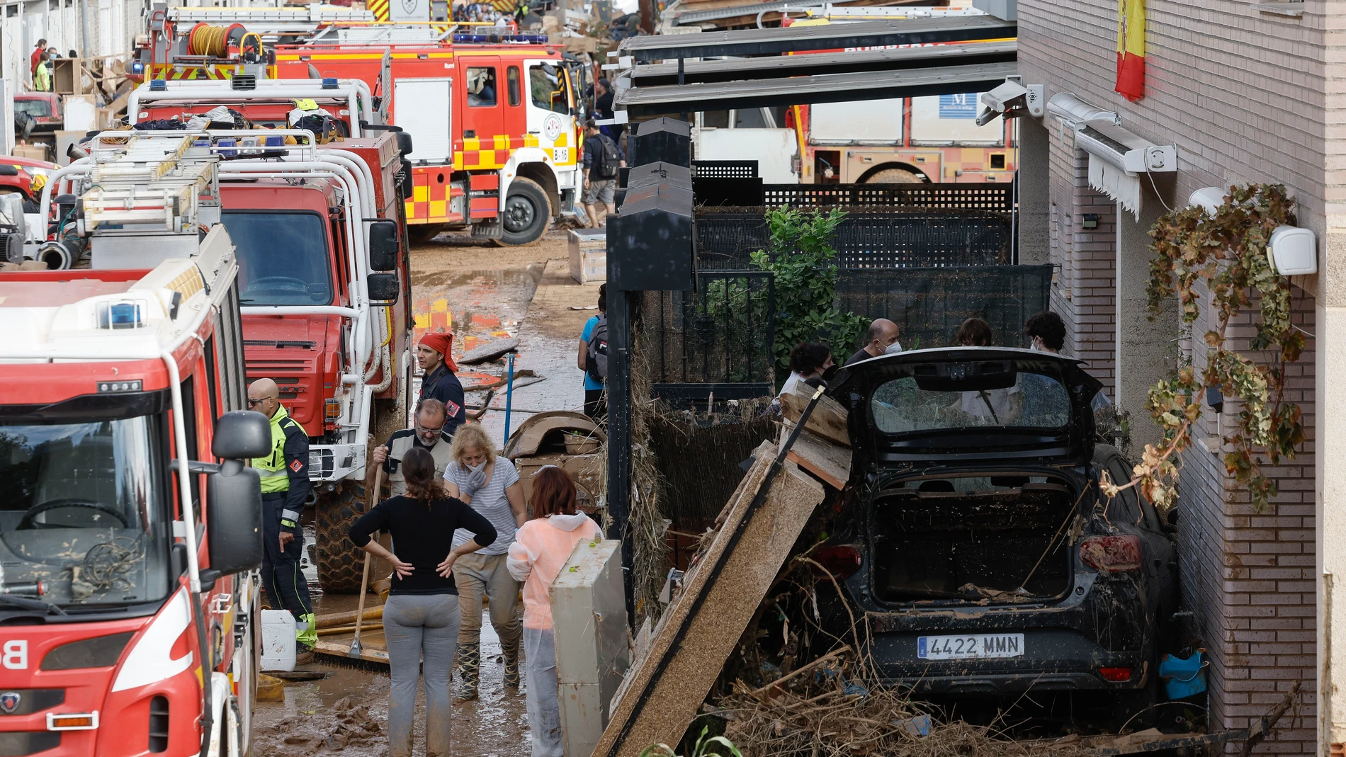 ALFAFAR, 02/11/2024.- Destrozos en una zona residencial de la localidad de Alfafar, en Valencia, este sábado. Miles de personas se encuentran en la Ciudad de las Artes y las Ciencias de València esperando para subir a un autobús que les lleve a las zonas más afectadas por la Dana y ayuda en las labores de limpieza. Ataviados con palas, cepillos, baldes y litros de agua, llevan ya cerca de una hora conformando la fila para partir a pueblos como Sedaví, Alfafar o Catarroja. EFE/ Kai Försterling