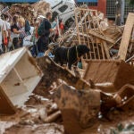 Voluntarios trabajan en una de las zonas afectadas por la DANA