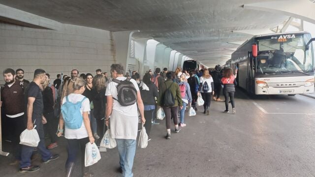 Hay gente que viene en grupo. Otros solos pero enseguida se hacen amigos. La solidaridad les une