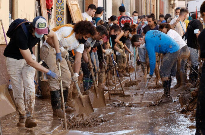 Se prohibe la llegada andando de voluntarios a los municipios afectados por la DANA