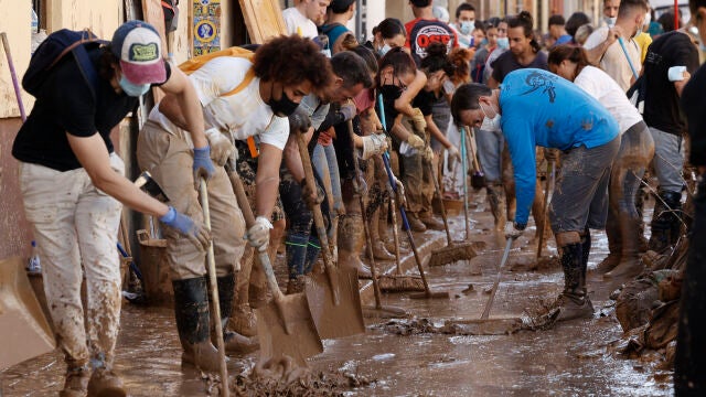 Se prohibe la llegada andando de voluntarios a los municipios afectados por la DANA