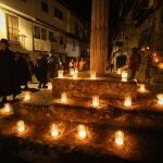Mogarraz ilumina sus calles empedradas con miles de cirios y velas para recibir a las mozas de ánimas