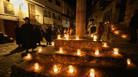 Mogarraz ilumina sus calles empedradas con miles de cirios y velas para recibir a las mozas de ánimas