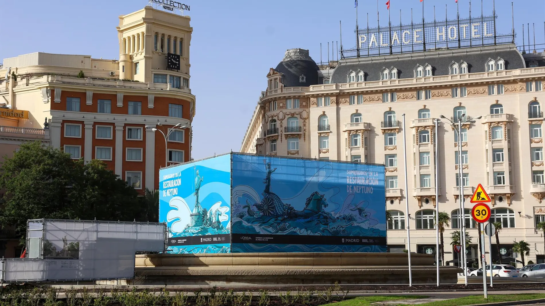 MADRID.-Una lona inspirada en la Fuente de Neptuno cubre el monumento durante dos meses para su restauración