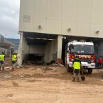 Más de 120 bomberos se despliegan en el centro comercial de Alfafar